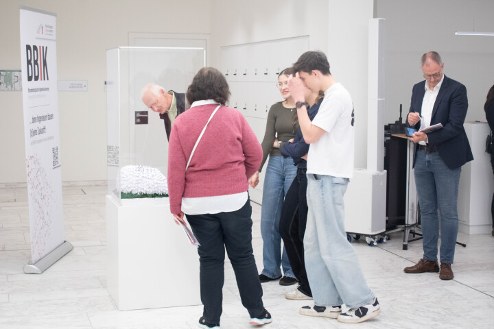 Impression der Ausstellungseröffnung „Junior.ING 2025/26 – Arena gut überDACHt!“