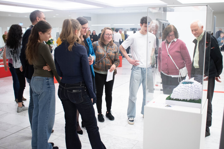 Impression der Ausstellungseröffnung „Junior.ING 2025/26 – Arena gut überDACHt!“