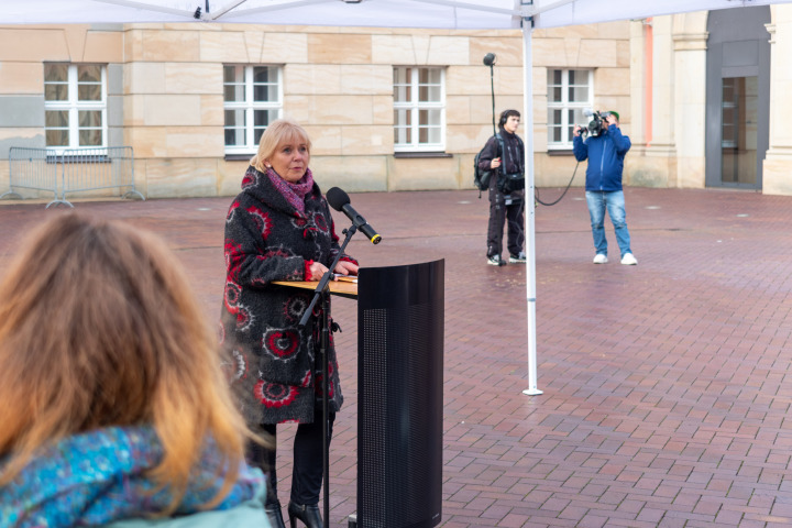 Landagspräsidentin Prof. Dr. Ulrike Liedtke kündigt das Hissen der Flagge und den weiteren Programmablauf an.