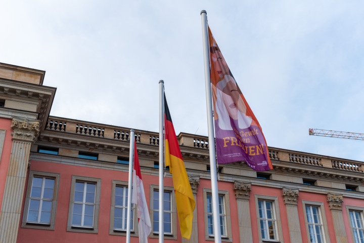 Mit dem Hissen der UN-Frauenflagge (rechts) setzt der Landtag ein Zeichen gegen Gewalt an Frauen 