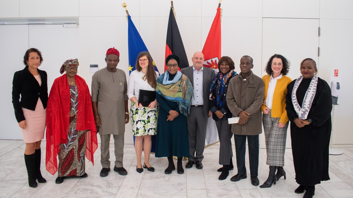 Vizepräsidentin Dr. Jouleen Gruhn (4. v. l.) empfing gemeinsam mit den Abgeordneten Kristy Augustin (1. v. l.), Robert Crumbach (5. v. r.) und Dr. Daniela Oeynhausen (2. v. r.) eine Delegation aus der Bundesrepublik Nigeria.