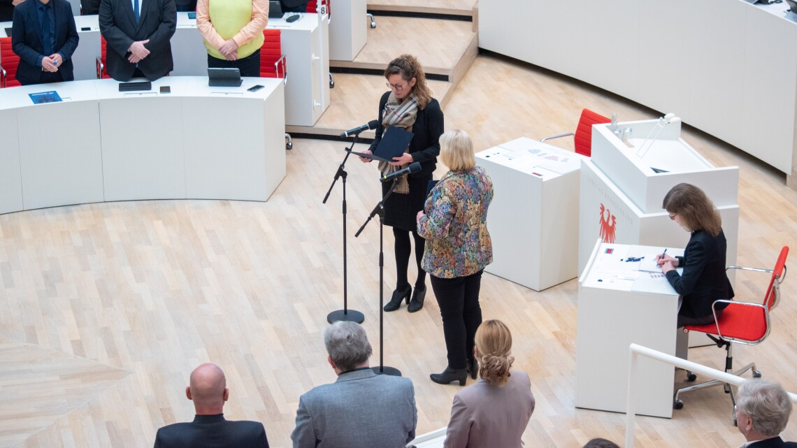 Vereidigung der Ministerin für Land- und Ernährungswirtschaft, Umwelt und Verbraucherschutz Hanka Mittelstädt (l.) vor dem Plenum
