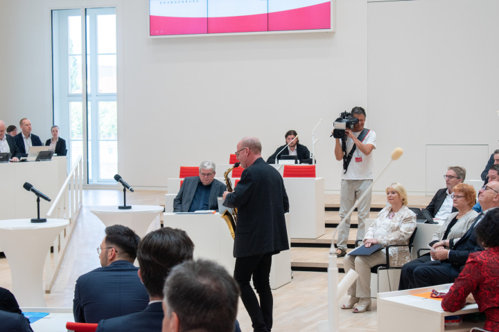 Musikalischer Auftakt zur Gedenkveranstaltung durch den Saxophonisten Ralf Benschu.