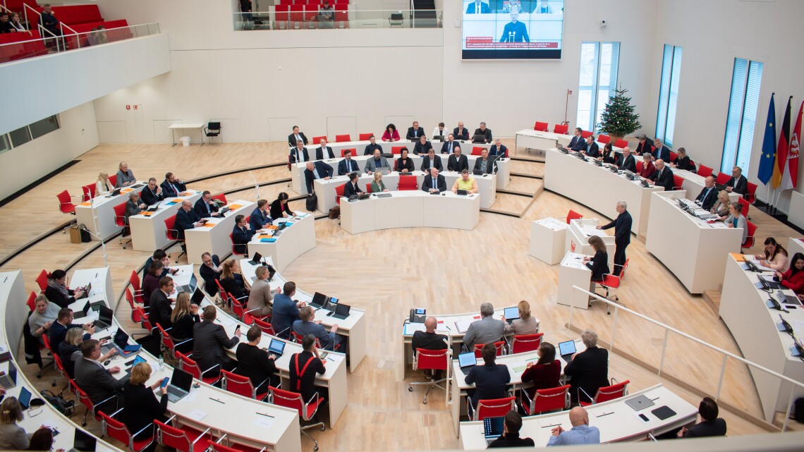 Blick in den Plenarsaal zu Beginn der 4. Sitzung des Landtages Brandenburg am 13.12.2024