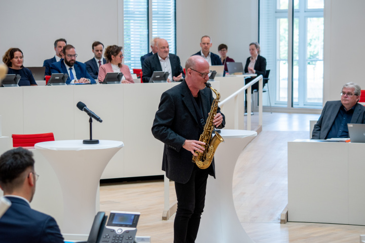 Musikalischer Auftakt zur Gedenkveranstaltung durch den Saxophonisten Ralf Benschu.
