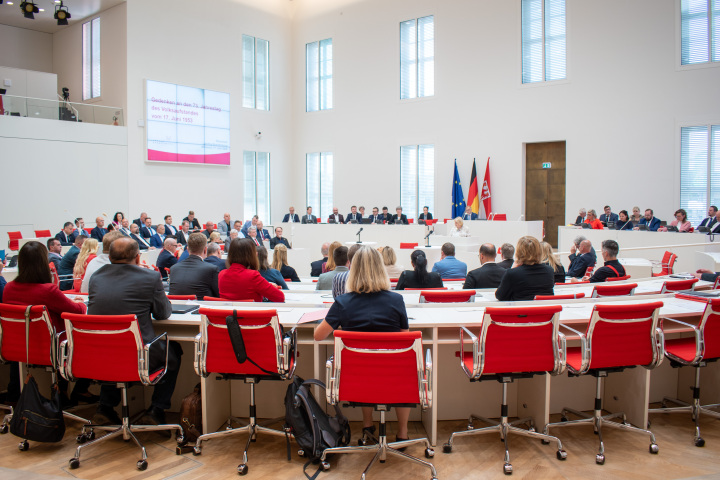 Blick in den Plenarsaal während der Rede der Landtagspräsidentin Prof. Dr. Ulrike Liedtke.