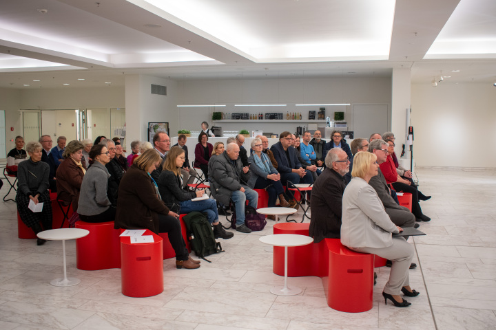 Blick ins Foyer zu Beginn der Ausstellungseröffnung