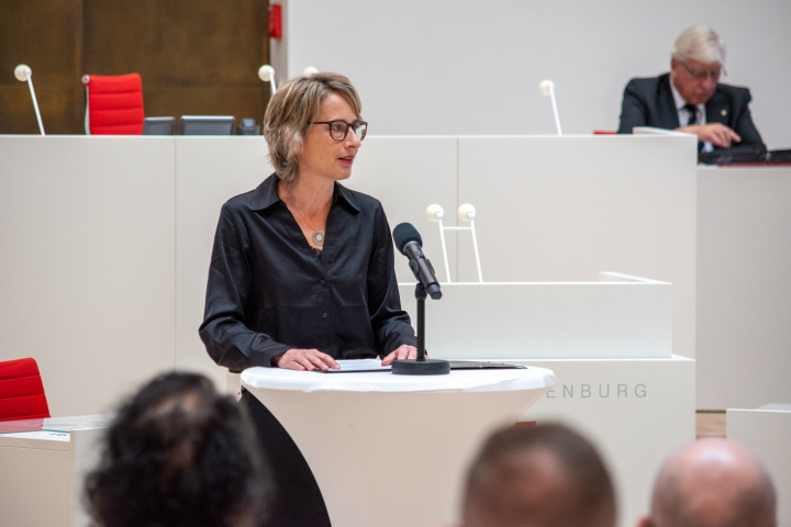 Szenische Lesung von historischen Zeitdokumenten durch die Schaupieler in Kristin Muthwill vom Potsdamer Hans Otto Theater.