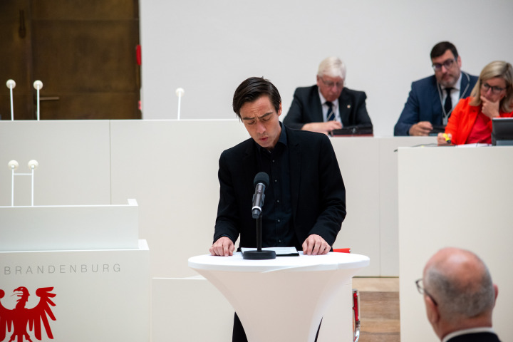 Szenische Lesung von historischen Zeitdokumenten durch den Schauspieler Henning Strübbe (r.) vom Potsdamer Hans Otto Theater.