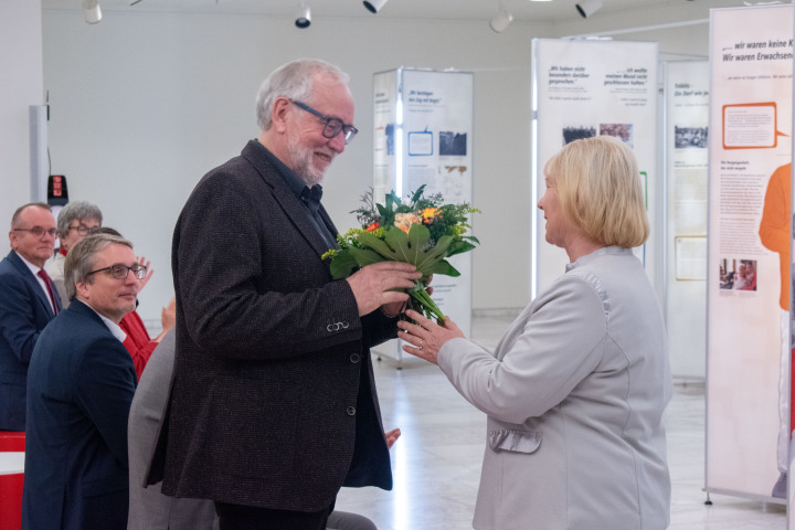 Landtagspräsidentin Prof. Dr. Ulrike Liedtke (r.) bedankt sich beim Projektleiter Prof. Dr. Günter Morsch (l.)