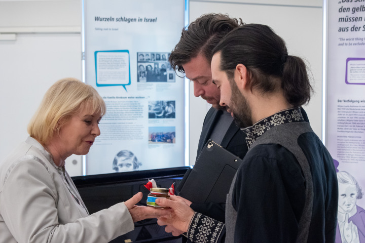 Landtagspräsidentin Prof. Dr. Ulrike Liedtke (l.) bedankt sich bei den Musikern Markus Syperek (m.) und Georg Streuber (r.)