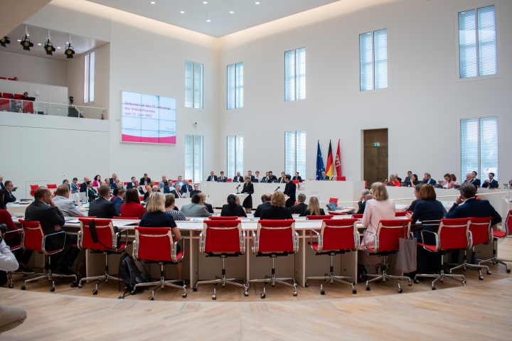 Blick in den Plenarsaal während der szenischen Lesung von historischen Zeitdokumenten während der Gedenkveranstaltung.