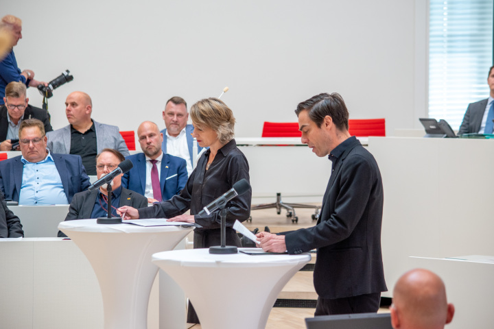 Szenische Lesung von historischen Zeitdokumenten durch die Schaupieler in Kristin Muthwill (l.) und den Schauspieler Henning Strübbe (r.) vom Potsdamer Hans Otto Theater.