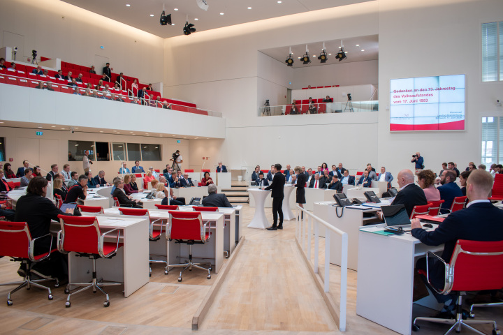 Blick in den Plenarsaal während der szenischen Lesung von historischen Zeitdokumenten während der Gedenkveranstaltung.