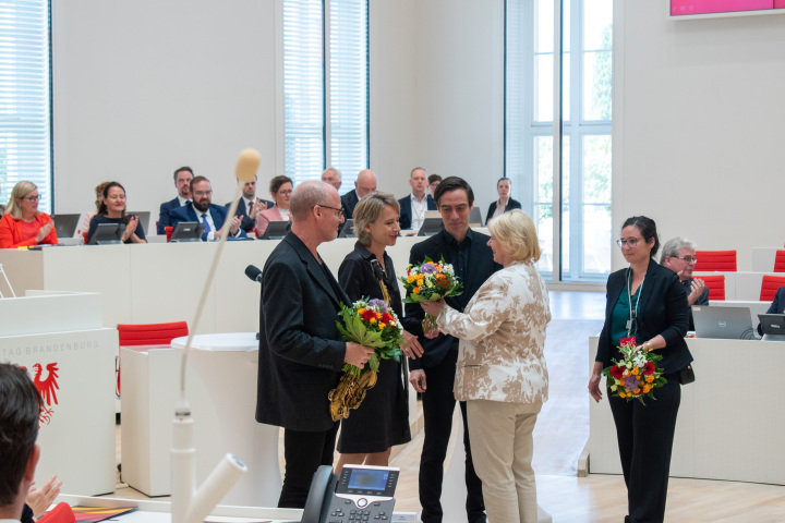 Landtagspräsidentin Prof. Dr. Ulrike Liedtke (r.) bedankt sich bei der Schauspielerin Kristin Muthwill (l.).