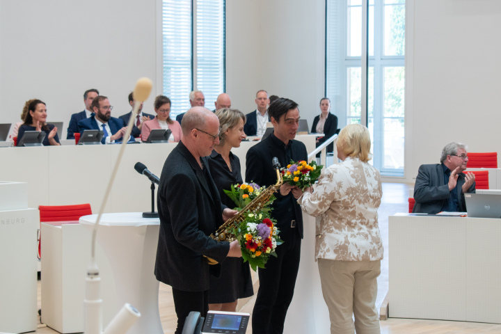 Landtagspräsidentin Prof. Dr. Ulrike Liedtke (r.) bedankt sich bei der Schauspielerin Henning Strübbe (l.).