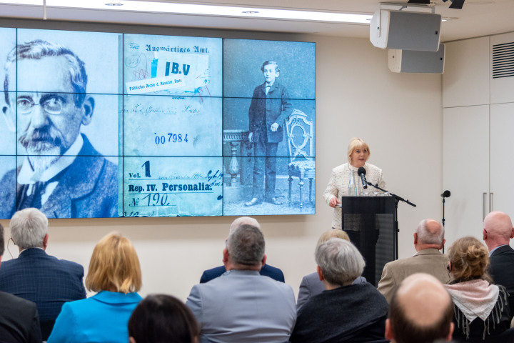 Landtagspräsidentin Prof. Dr. Ulrike Liedtke begrüßt die Gäste zur Ausstellungseröffnung.