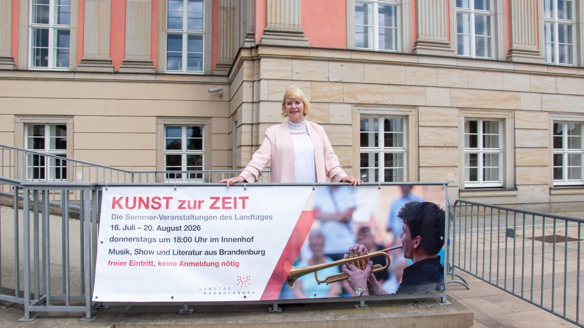 Landtagspräsidentin Prof. Dr. Ulrike Liedtke enthüllt das offizielle Werbebanner zur Ankündigung der Veranstaltungsreihe „Kunst zur Zeit“ im Landtag Brandenburg.