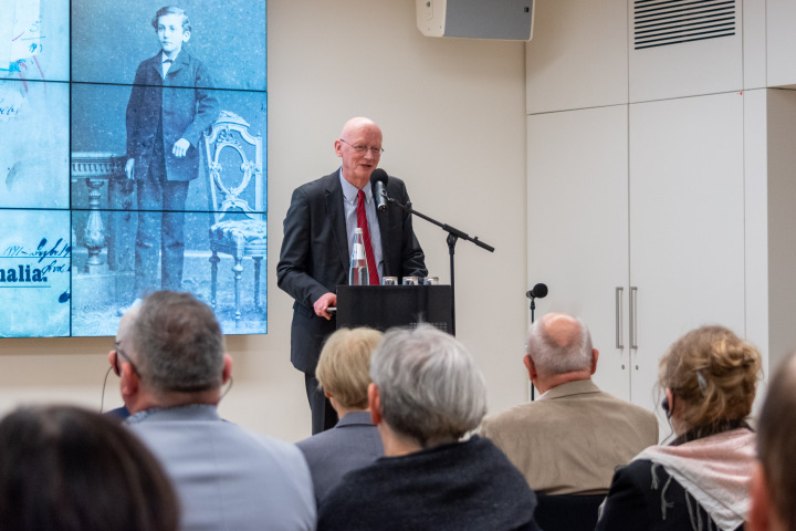 Gunnar Hille, Leiter des KoKoPol Kompetenz- und Koordinierungzentrums, spricht über die Bedeutung von Emil Krebs.