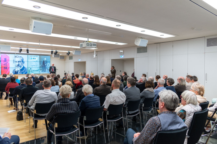 Blick in den Pressekonferenzraum während der Ausstellungseröffnung