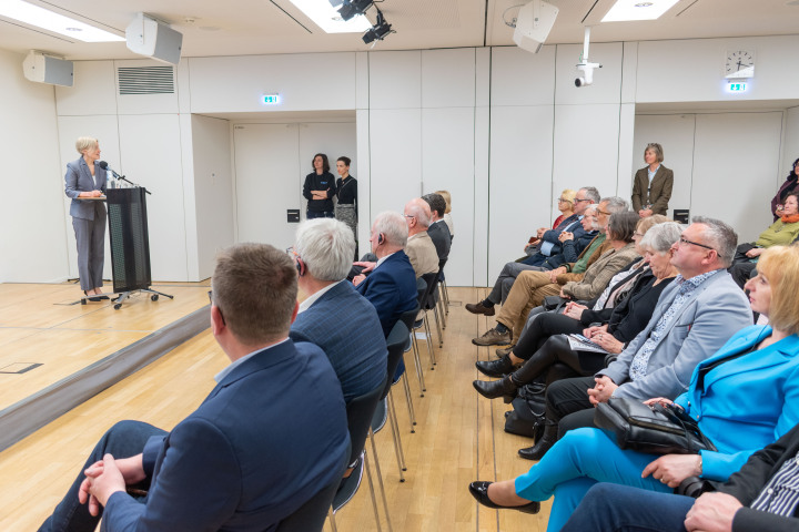 Blick in den Pressekonferenzraum während der Ausstellungseröffnung