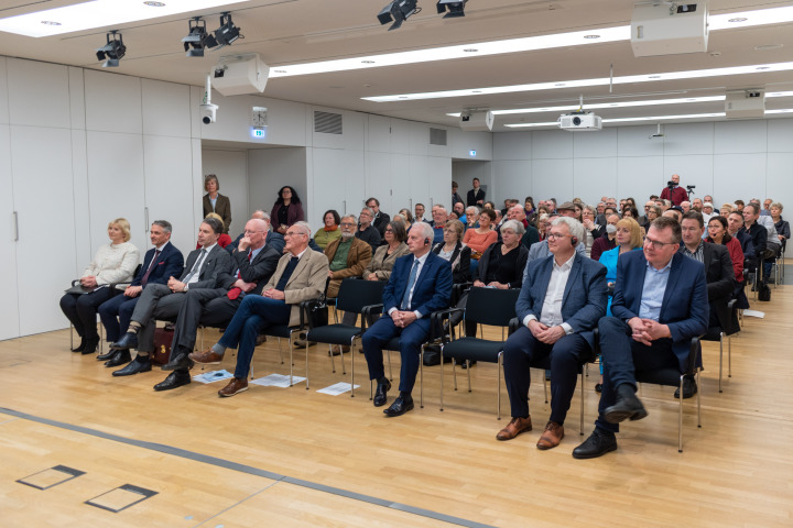 Blick in den Pressekonferenzraum während der Ausstellungseröffnung