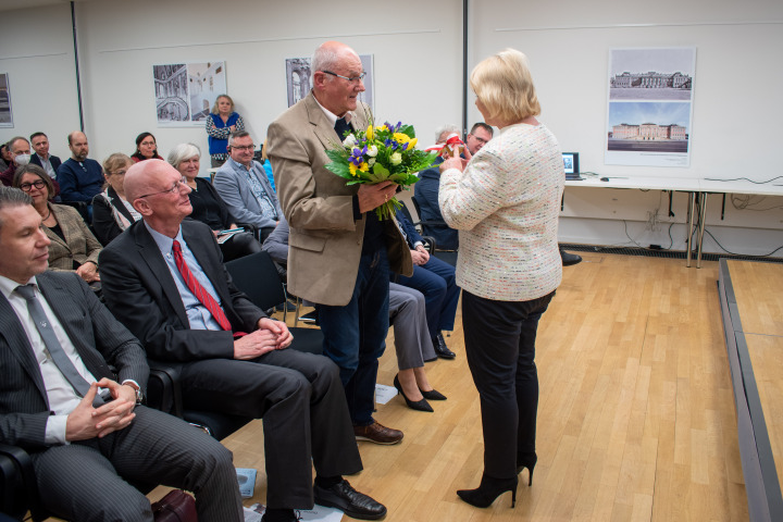 Landtagspräsidentin Prof. Dr. Ulrike Liedtke bedankt sich bei Eckhard Hoffmann für die Ausstellung.