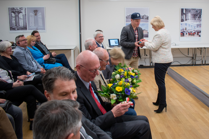 Landtagspräsidentin Prof. Dr. Ulrike Liedtke bedankt sich bei Andreas Tschersich für sein Mitwirken bei der Ausstellung.