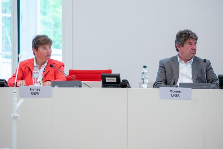 Die Anzuhörenden Sabine Henze (l.) von der GEW Berlin-Brandenburg und Bernd Mones (r.) von der LIGA der Freien Wohlfahrtspflege – Spitzenverbände im Land Brandenburg während der Sitzung