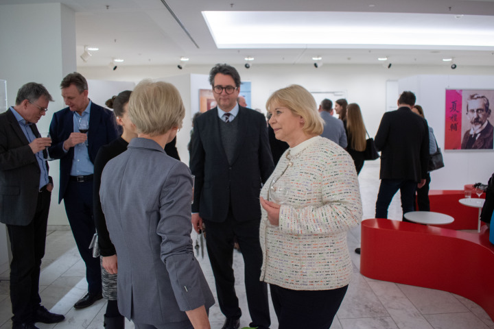 Impression der Ausstellungseröffnung: Landtagspräsidentin Prof. Dr. Ulrike Liedtke im Gespräch mit Prof. Dr. Renata Nadobnik