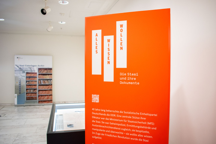Impression der Ausstellungseröffnung „Alles Wissen Wollen. Die Stasi und ihre Dokumente“ 