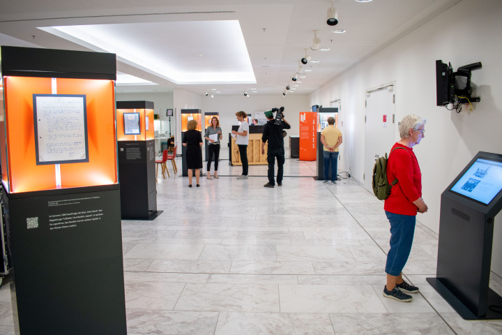 Impression der Ausstellungseröffnung „Alles Wissen Wollen. Die Stasi und ihre Dokumente“ 