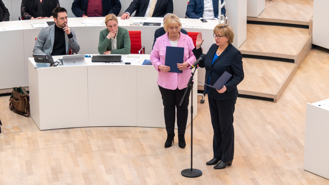 Inka Gossmann-Reetz (r.) sprach zu Beginn der 83. Plenarsitzung vor Landtagspräsidentin Prof. Dr. Ulrike Liedtke (l.) die Eidesformel.