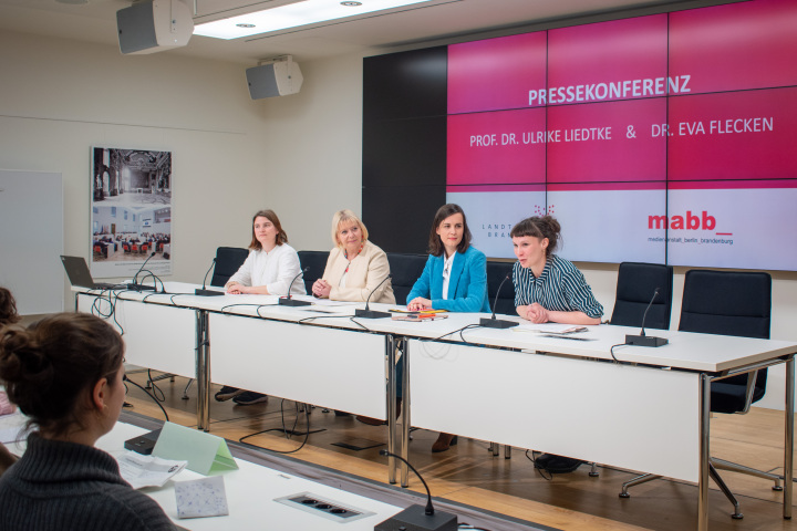 Einleitung in die Pressekonferenz und Vorstellung der Landtagspräsidentin Prof. Dr. Ulrike Liedtke (2. v. l.) und der mabb-Direktorin Dr. Eva Flecken (3. v. l.).