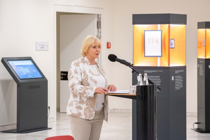 Begrüßung der Landtagspräsidentin Prof. Dr. Ulrike Liedtke zur Ausstellungseröffnung im Foyer des Landtages 
