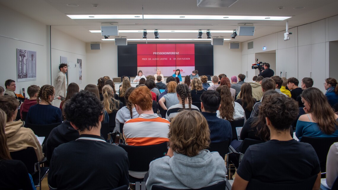 Blick in den Pressekonferenzraum des Landtages während der simulierten Pressekonferenz.