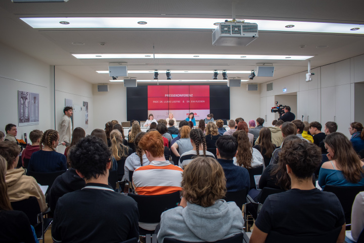 Blick in den Pressekonferenzraum des Landtages während der simulierten Pressekonferenz.