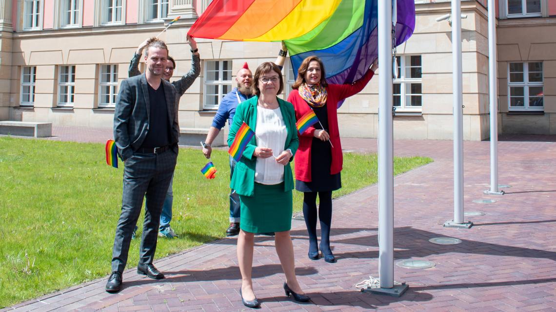 Vizepräsidentin des Landtages Barbara Richstein (2. Reihe rechts), Sozialministerin Ursula Nonnemacher (1. Reihe mittig), Jirka Witschak, Queeres Brandenburg – Projektleiter Landeskoordinierungsstelle (2. Reihe links), Jörg Steinert, Geschäftsführer des Lesben- und Schwulenverbandes Berlin-Brandenburg (3. Reihe links) und Lars Bergmann, Projektleiter des Landesverbands AndersARTiG e. V. (3. Reihe rechts)