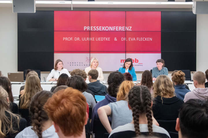 Blick in den Pressekonferenzraum des Landtages während der simulierten Pressekonferenz.