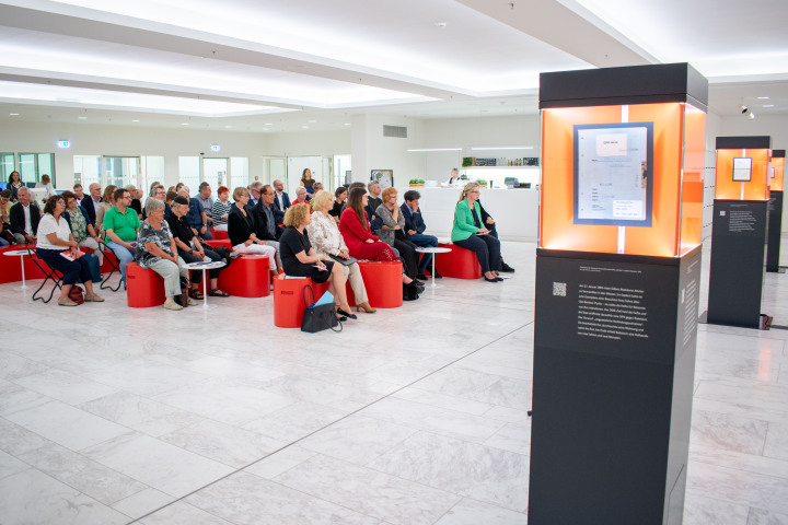 Blick in das Foyer während der Ausstellungseröffnung 