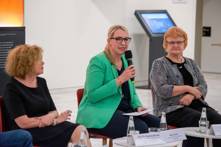 Impression vom Podiumsgespräch „Erinnern für die Zukunft“, (v. l. n. r.): Prof. Dr. Daniela Münkel, Abteilungsleiterin für Vermittlung und Forschung im Bundesarchiv – Stasi-Unterlagen-Archiv; Moderatorin Maria Schultz, Leiterin der Stiftung Gedenkstätte Lindenstraße, und die Beauftragte des Landes Brandenburg zur Aufarbeitung der Folgen der kommunistischen Diktatur Dr. Maria Nooke