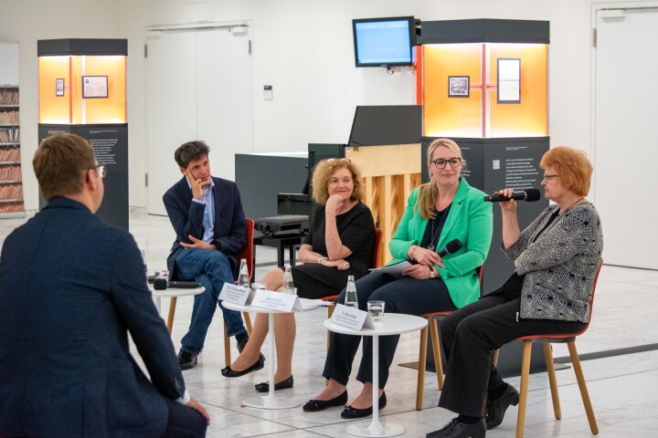 Beginn des Podiumsgespräches „Erinnern für die Zukunft“, (v. l. n. r.): Leiter der Geschäftsstelle der SED-Opferbeauftragten, Niels Schwiderski; Prof. Dr. Daniela Münkel, Abteilungsleiterin für Vermittlung und Forschung im Bundesarchiv – Stasi-Unterlagen-Archiv; Moderatorin Maria Schultz, Leiterin der Stiftung Gedenkstätte Lindenstraße, und die Beauftragte des Landes Brandenburg zur Aufarbeitung der Folgen der kommunistischen Diktatur Dr. Maria Nooke