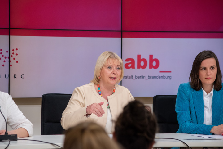 Landtagspräsidentin Prof. Dr. Ulrike Liedtke beantwortet die Fragen der „Journalistinnen und Journalisten“.