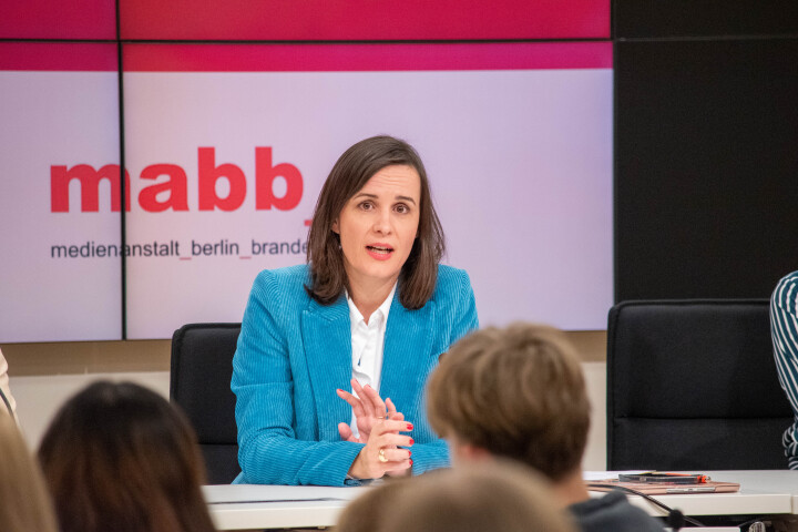 Landtagspräsidentin Prof. Dr. Ulrike Liedtke beantwortet die Fragen der „Journalistinnen und Journalisten“.