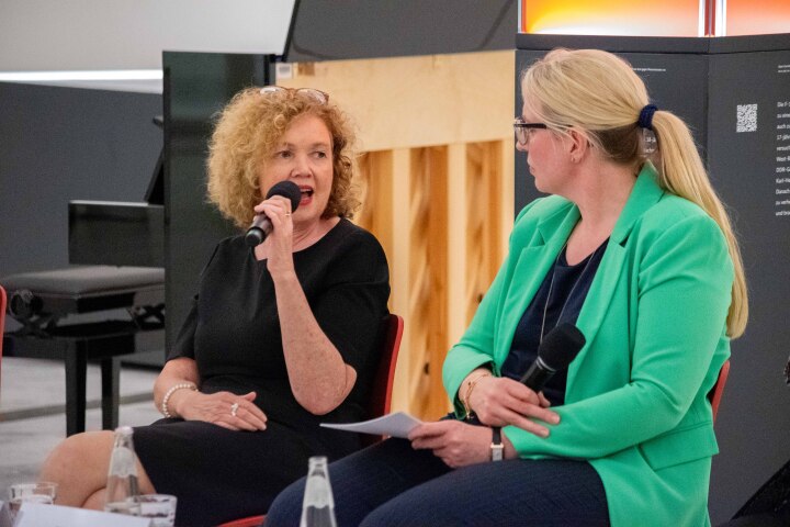 Impression vom Podiumsgespräch „Erinnern für die Zukunft“: Prof. Dr. Daniela Münkel vom Bundesarchiv (l.) und Moderatorin Maria Schultz von der Stiftung Gedenkstätte Lindenstraße