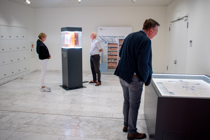 Impression der Ausstellungseröffnung „Alles Wissen Wollen. Die Stasi und ihre Dokumente“ 