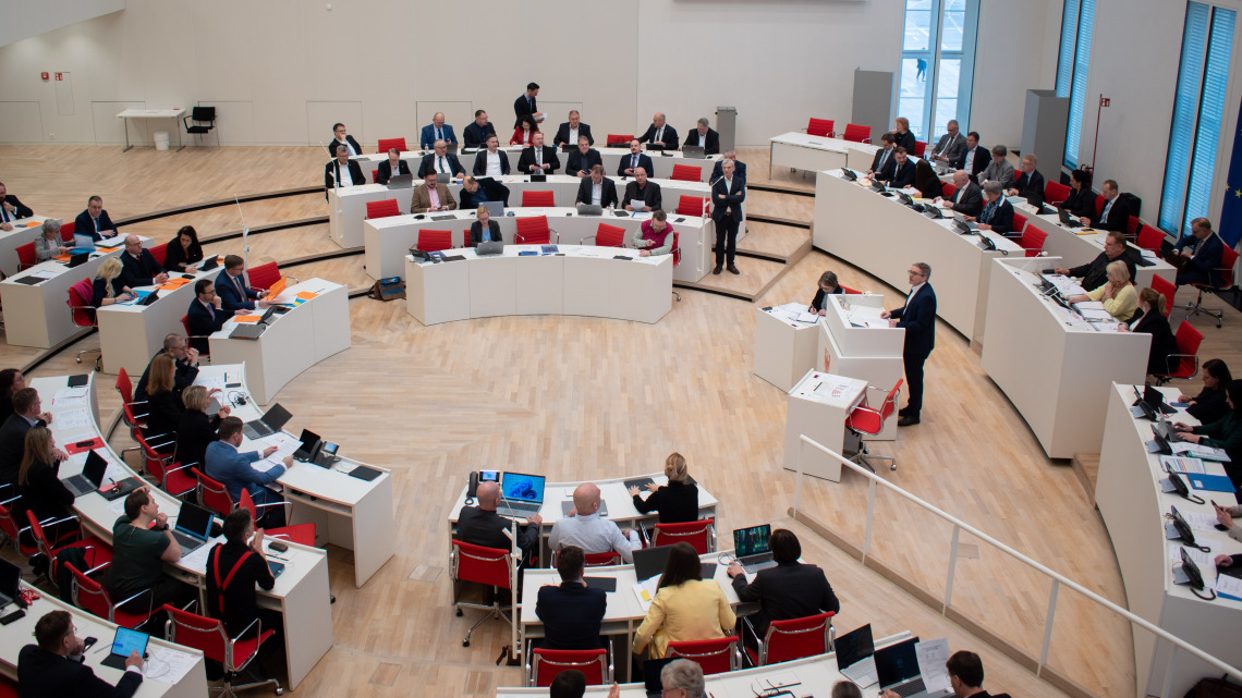 Blick in den Plenarsaal während der Aktuellen Stunde auf Antrag der SPD-Fraktion am 26.02.2025