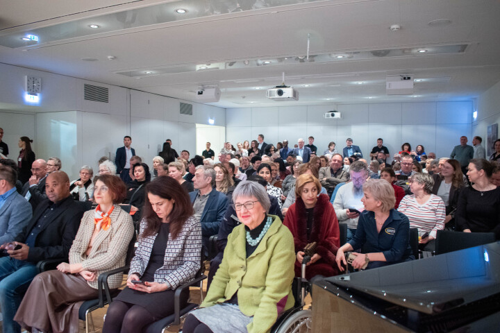 Blick in den Pressekonferenzraum vor Beginn der Ausstellungseröffnung