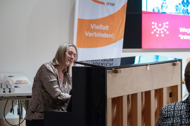 Musikalischer Auftakt zur Ausstellungseröffnung durch die Pianistin Anastasia Mozina-Braun
