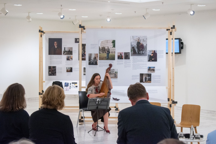 Musikalischer Auftakt zur Ausstellungseröffnung mit der ukrainischen Banduristin Vira Pavlenok.